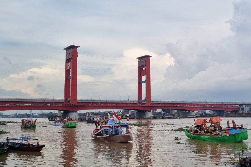 Jembatan Ampera saat acara Perahu Hias tahun 2022