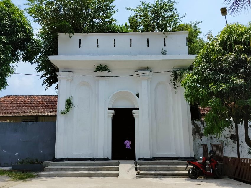 Lawang Buratan adalah gerbang sebelah barat pada Kuto Besak, Palembang.