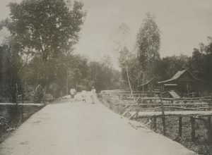 Pemandangan jalan baru yang dibuat oleh Belanda di Palembang untuk menuju Talang Lorok.